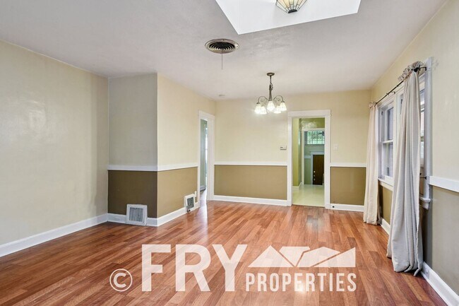 Building Photo - Cozy 1/2 Duplex in Congress Park
