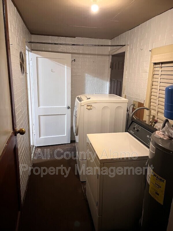 Building Photo - 301 Aero Ave