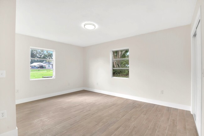 Building Photo - 1516 Zinnia Dr