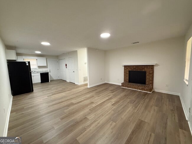 Building Photo - 160 W Paces Dr