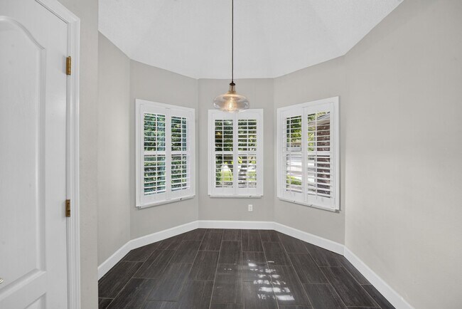 Building Photo - Renovated Brick Home in Gated Community