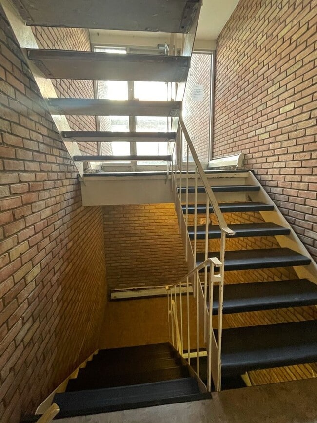 Building Photo - Two Bedroom Apartment Available for Rent!