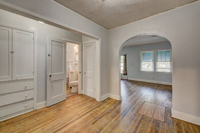 Building Photo - Beautiful half duplex available September in the Pearl District!