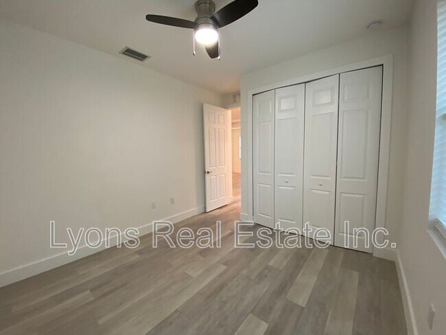 Building Photo - 2635 Starview Ave