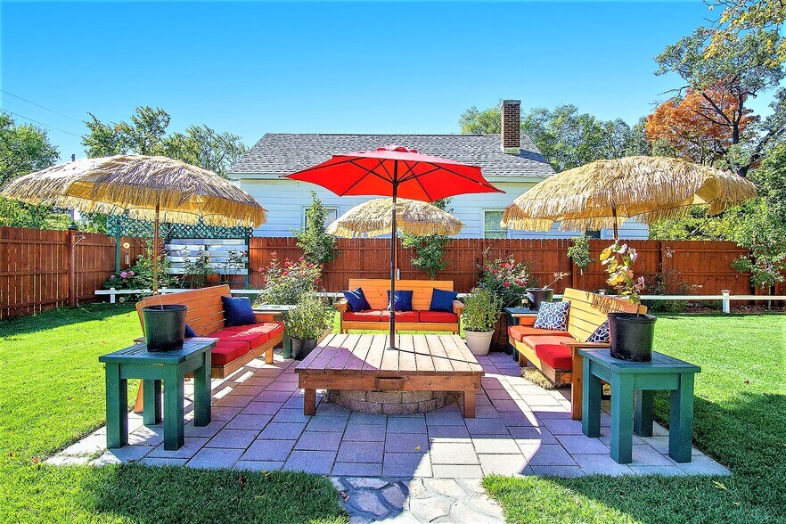 A sanctuary, fire pit, tables, chairs, umbrellas all to create a place where you can relax - 1211 Pine St
