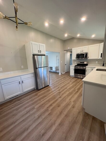 Building Photo - 1624 Sillview Dr