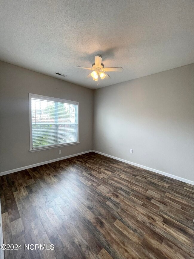 Building Photo - 145 Spring Leaf Ln