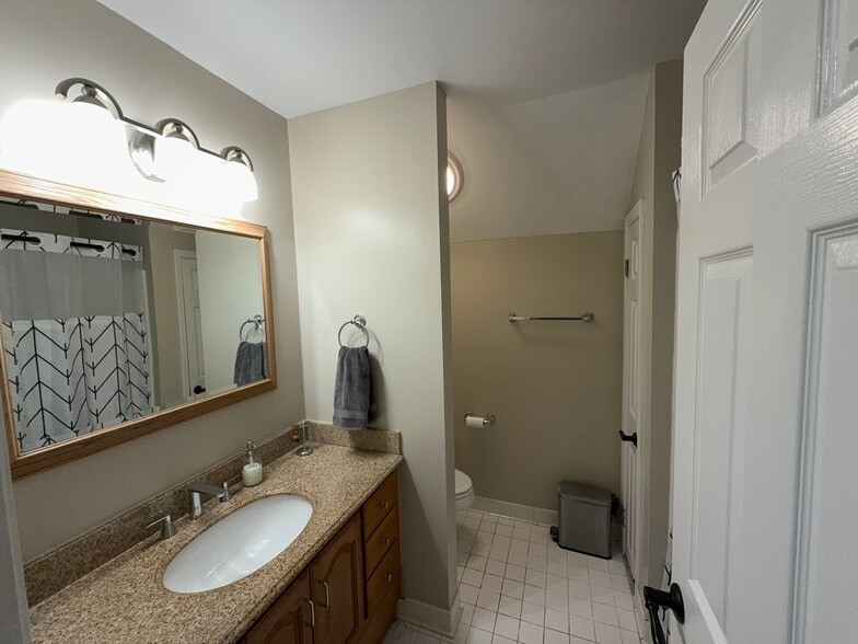 Building Photo - 2845 Stratfield Ct