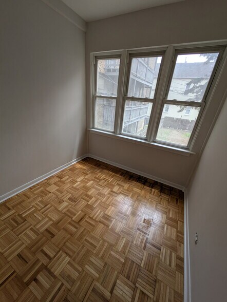 Sunroom - 2337 W Roscoe St