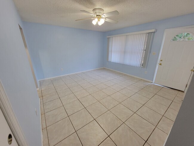 Building Photo - 4846 Royal Palm Ave