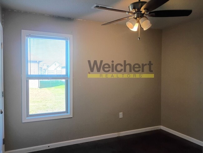 Building Photo - Spacious 3-Bed, 2-Bath Home in a Quiet Nei...