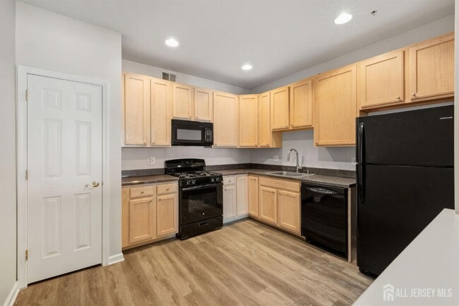 Building Photo - 102 Forest Dr