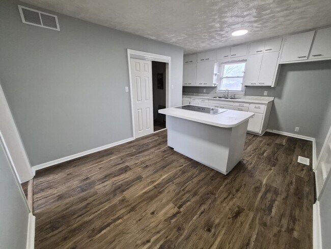 Building Photo - 2703 Kristen Dr E