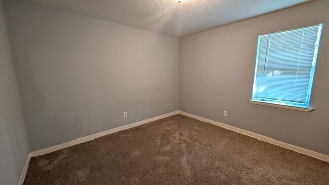 Building Photo - 837 Graymont Ave W