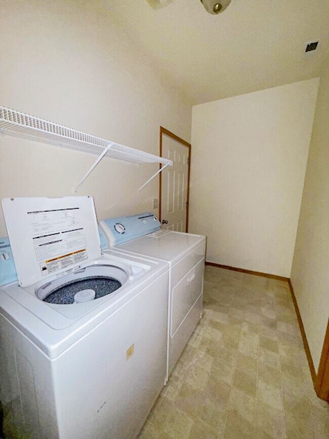 Building Photo - Beautiful 3 Bed, 2 Bath Home in Golden Hills