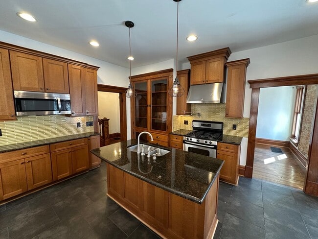 Building Photo - 1023 Neil Ave