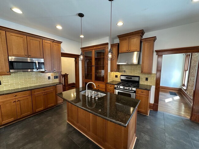 Building Photo - Short North / Victorian Village Single Family House!