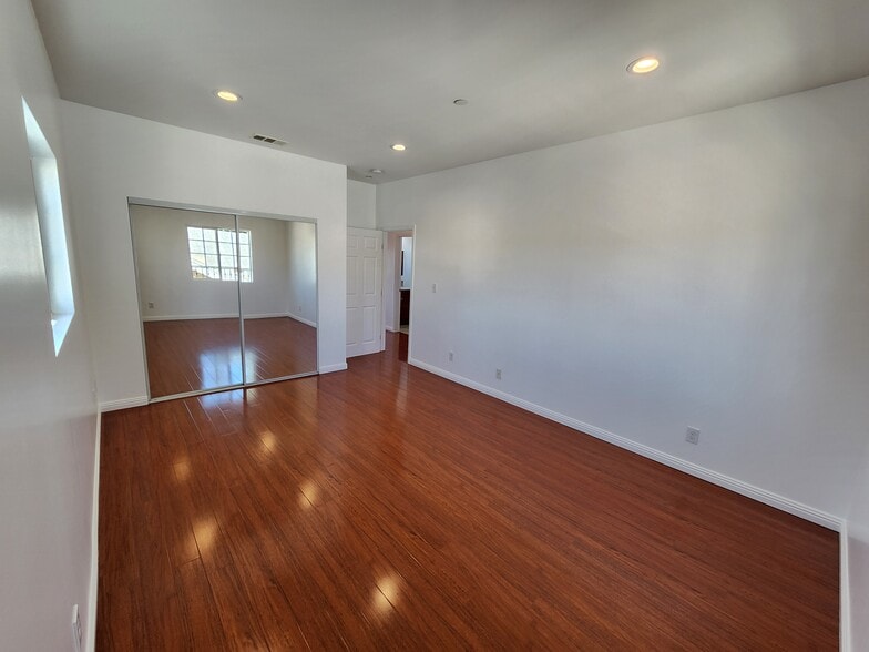 Building Photo - 1516 1/2 N Kingsley Dr