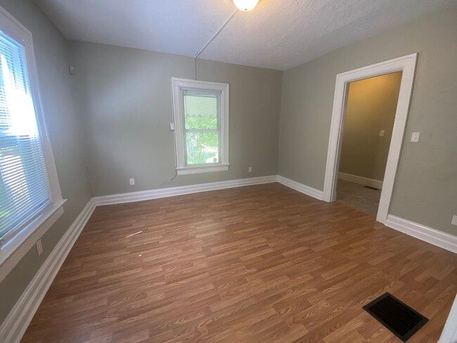 Building Photo - 2 Bed 1 Bath  Close to UD