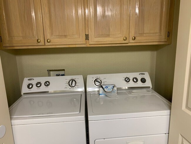 Building Photo - 746 Larkspur Ln