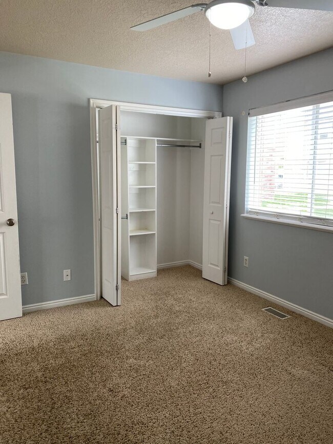 Building Photo - 2 Bed 1 Bath Brentwood Condo