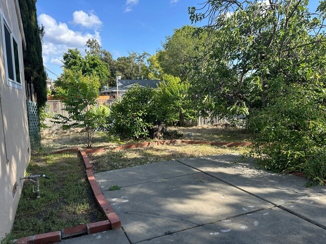 Building Photo - 4 Bdrm 2 Bath located in Elk Grove Unifed School District