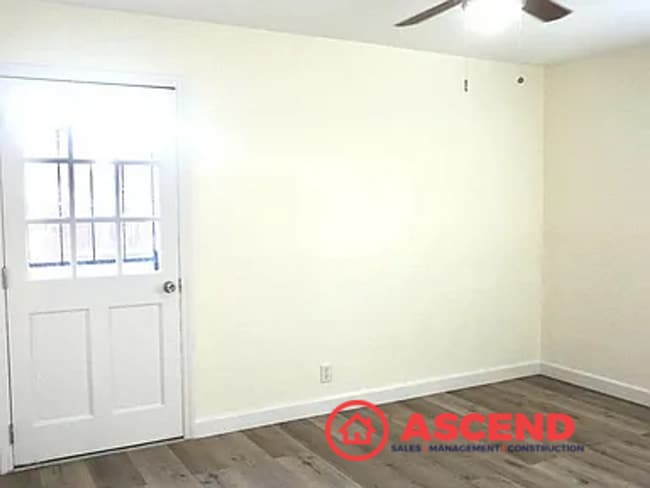 Building Photo - 3 Bedroom Home Off Oak St. Near Downtown