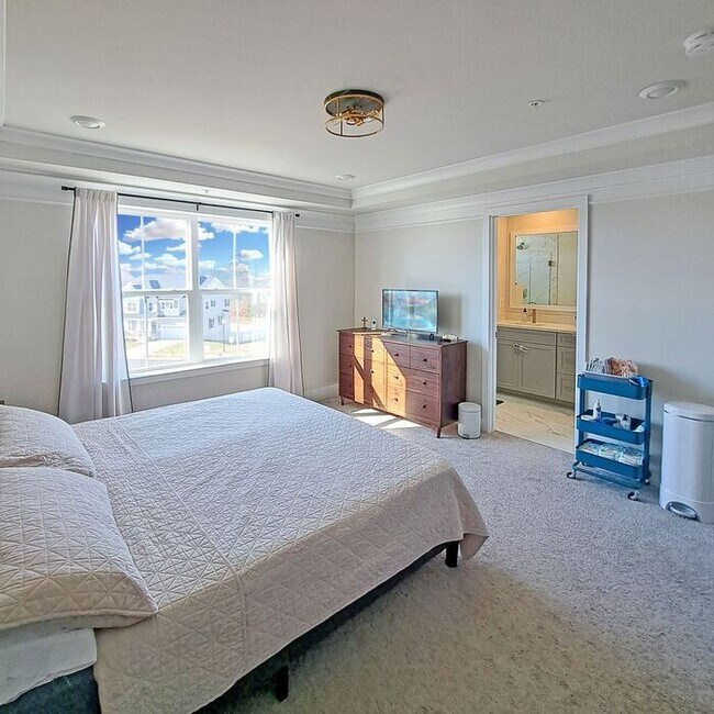 Building Photo - Gorgeous 4-Level Townhome with Rooftop Ter...