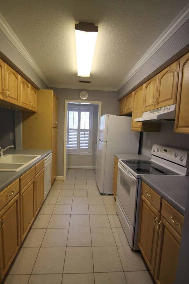 Building Photo - 806 Beech Dr