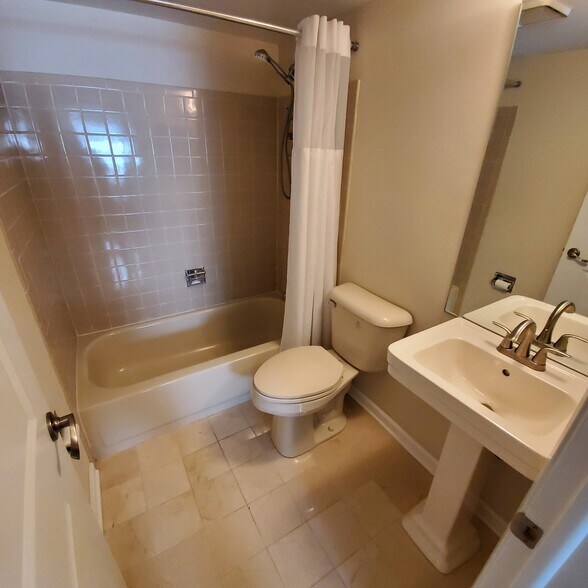 Building Photo - 122 White Branch Ct