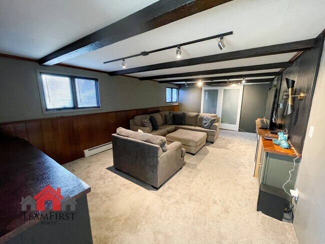 Building Photo - 910 Pine Ridge Dr