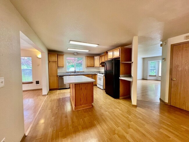 Building Photo - Spacious 4 BD + Den