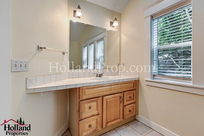Building Photo - Great, Spacious & Inviting Home in the Heart of Milwaukie! Move-in Special DISCOUNT of $200!!!