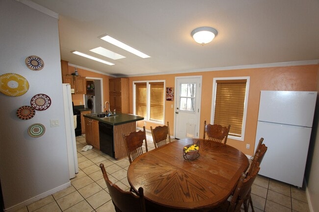 Building Photo - 5-Bedroom Home located in Railroad Springs