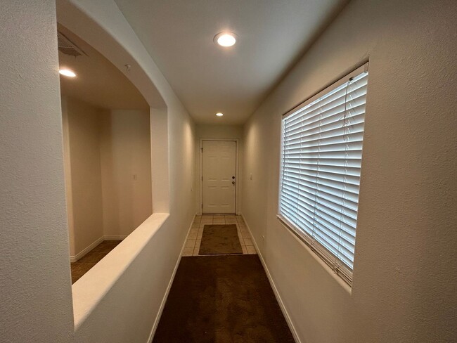 Building Photo - Large 5 Bedroom/2 Bathroom NW Bakersfield ...