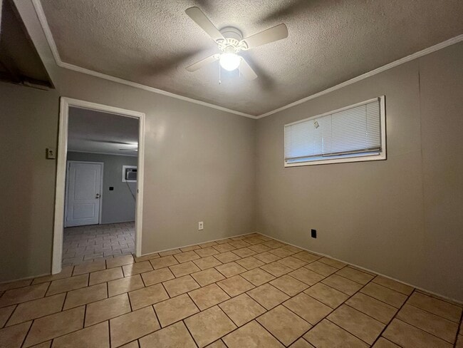 Building Photo - MOVE-IN READY!