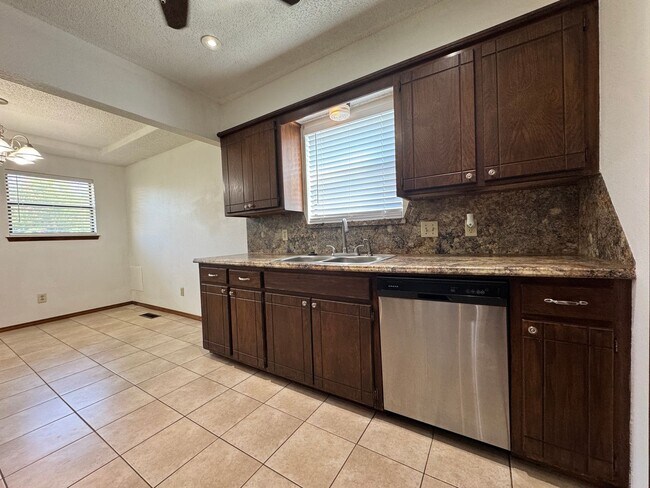 Building Photo - 3 Bedroom, 2 bath, 2 car garage home avail...