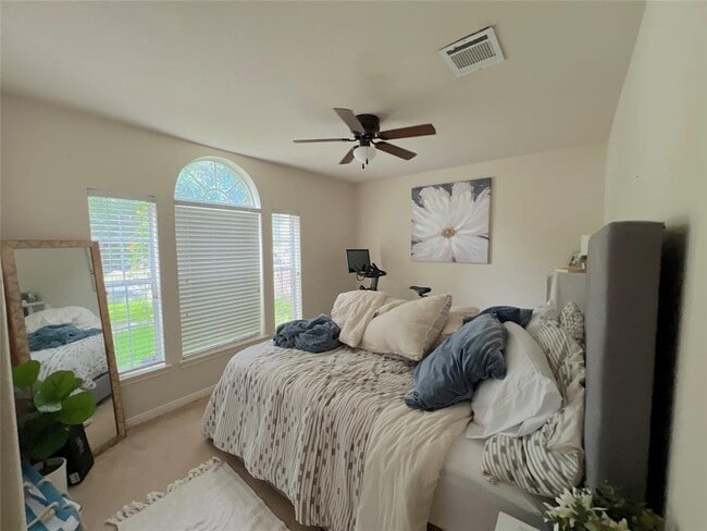 Building Photo - 24027 Floragate Dr
