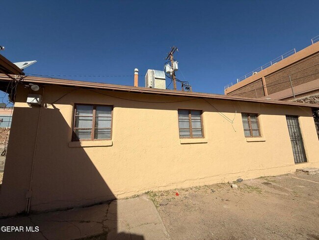 Building Photo - 2825 Grant Ave