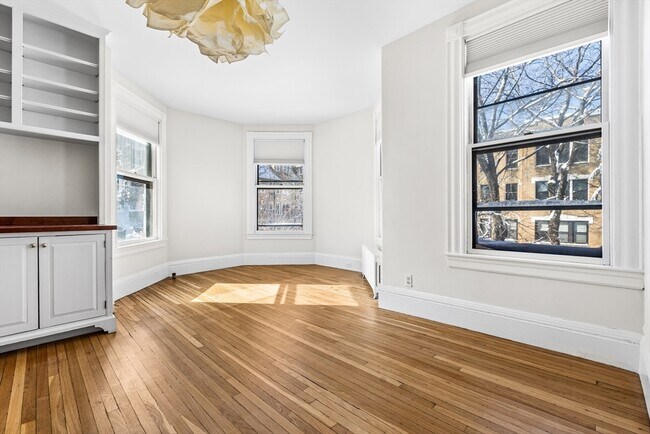 Building Photo - 5 Fairbanks St