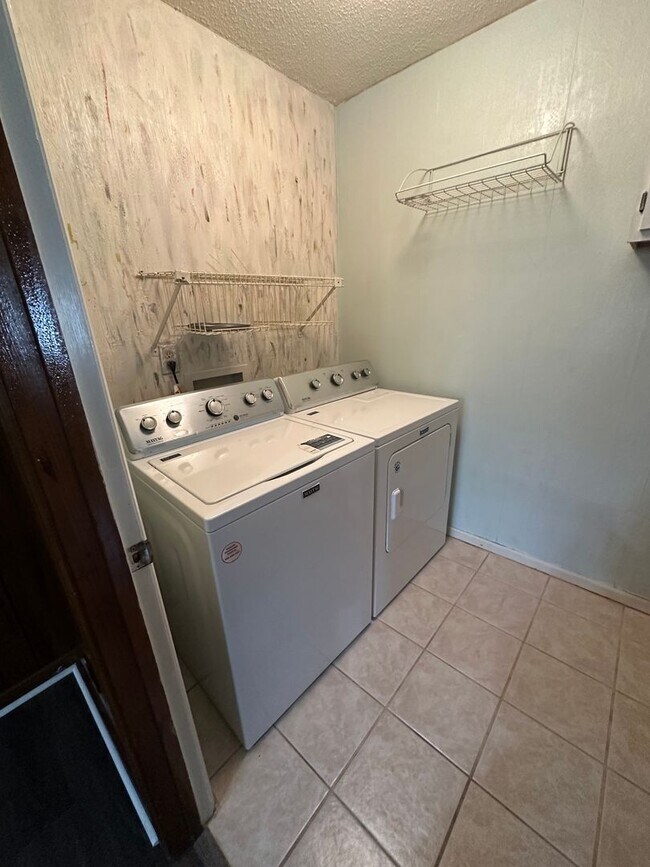 Building Photo - 743 Leicester Dr