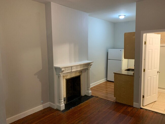 Building Photo - Amazing Studio Apartment located in Univer...