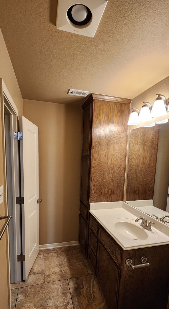 Building Photo - 3 Bed / 2 Bath Duplex - Bunny Trail Area -...