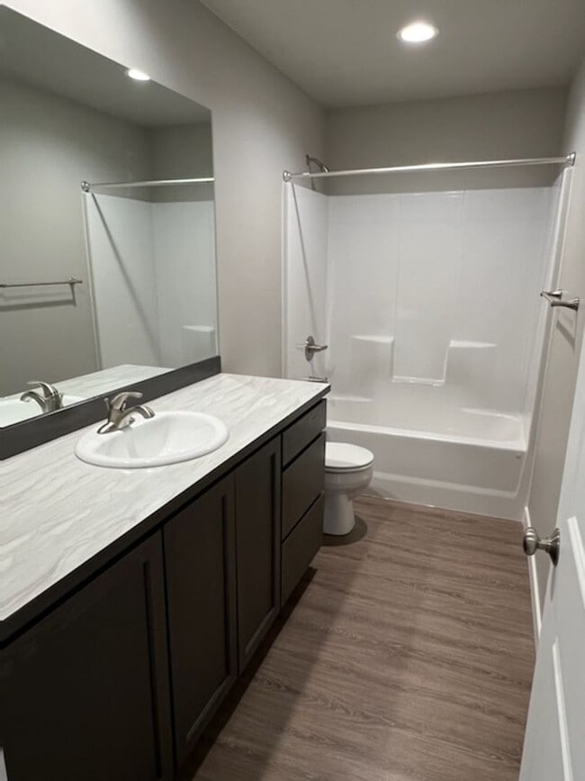 Building Photo - Luxury 3 bedroom, 2 bath home with double garage!