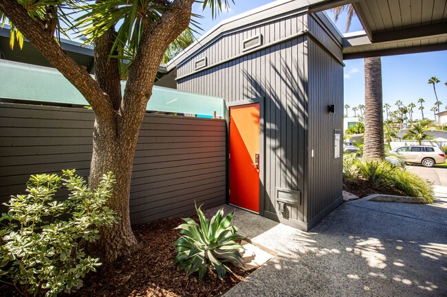 Building Photo - Gorgeous 2 bedroom 2 bath twin home just b...