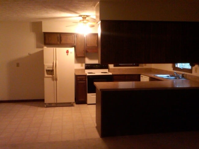 Building Photo - 4852 Rosewell Dr