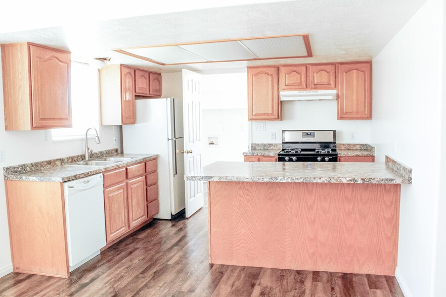 Kitchen - 4117 W 475 N