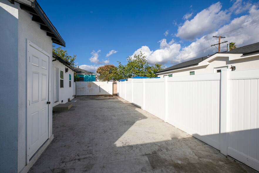 Building Photo - 7912 Vineland Ave