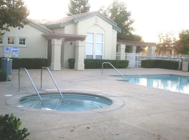 Building Photo - Pleasanton Sienna by Signature Townhouse 2 bed/2.5 bath, New Paint, new appliances, near downtown...