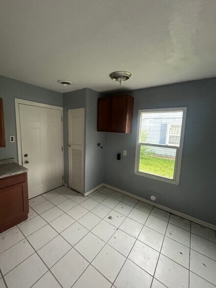 Building Photo - 8 Helen Ct